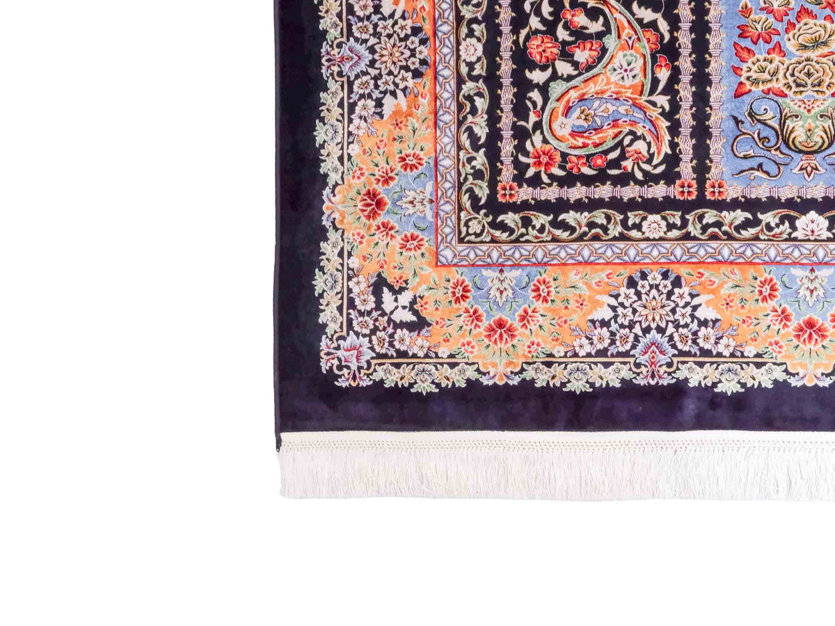 Ghom Maschinenteppich "Shahnaz" 300 x 200 cm, mit Feldmuster, aus pflanzlicher Seide (Viskose), Schwarz-Mehrfarbig. Teppichnummer: V82BK600M. Persian Luxury Collection by Khademi. Made in Iran / Persia – Vertrieb durch JUPITER Intl.