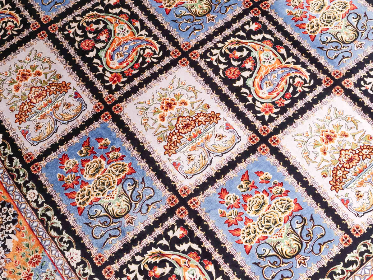 Ghom Maschinenteppich "Shahnaz" 300 x 200 cm, mit Feldmuster, aus pflanzlicher Seide (Viskose), Schwarz-Mehrfarbig. Teppichnummer: V82BK600M. Persian Luxury Collection by Khademi. Made in Iran / Persia – Vertrieb durch JUPITER Intl.
