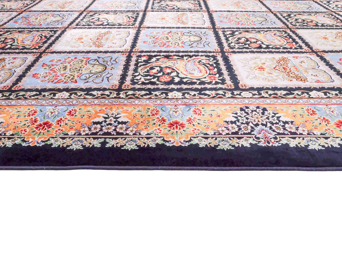 Ghom Maschinenteppich "Shahnaz" 300 x 200 cm, mit Feldmuster, aus pflanzlicher Seide (Viskose), Schwarz-Mehrfarbig. Teppichnummer: V82BK600M. Persian Luxury Collection by Khademi. Made in Iran / Persia – Vertrieb durch JUPITER Intl.