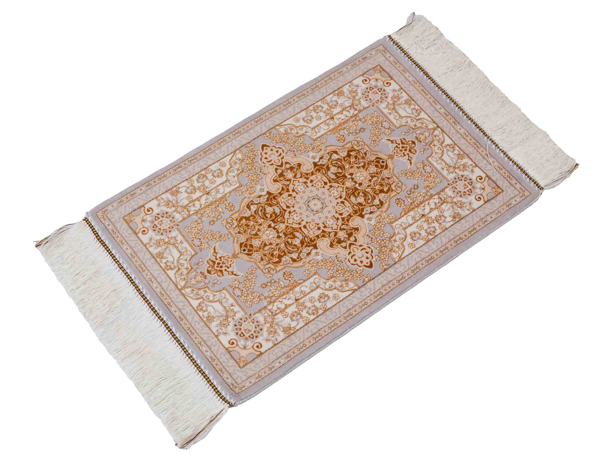 Ghom Maschinenteppich "Shapur" 55 x 37 cm, mit Medaillon, Grau-Gold, aus pflanzlicher Seide (Viskose), Hand-Finished. Teppichnummer: V85SV020H. Persian Luxury Collection by Khademi. Made in Iran / Persia – Vertrieb durch JUPITER Intl.