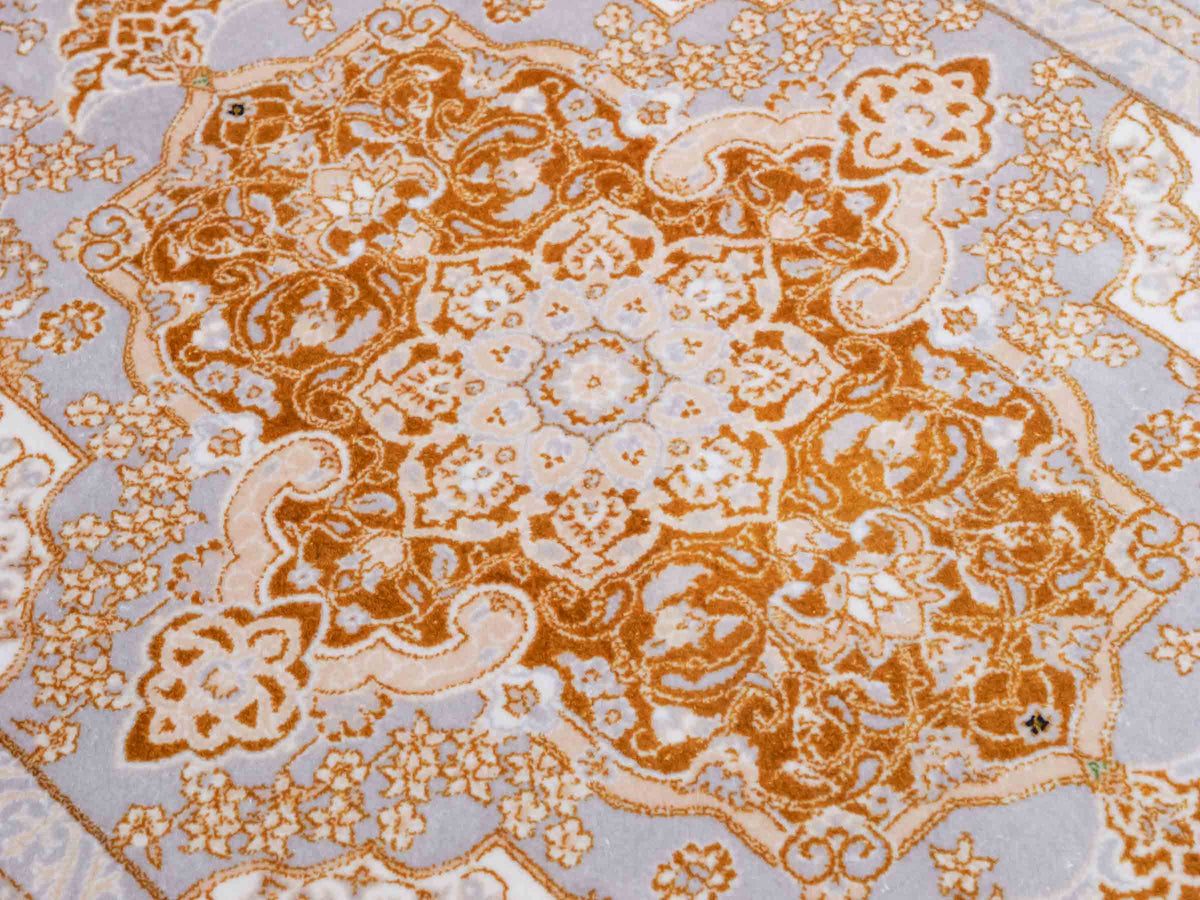 Ghom Maschinenteppich "Shapur" 55 x 37 cm, mit Medaillon, Grau-Gold, aus pflanzlicher Seide (Viskose), Hand-Finished. Teppichnummer: V85SV020H. Persian Luxury Collection by Khademi. Made in Iran / Persia – Vertrieb durch JUPITER Intl.