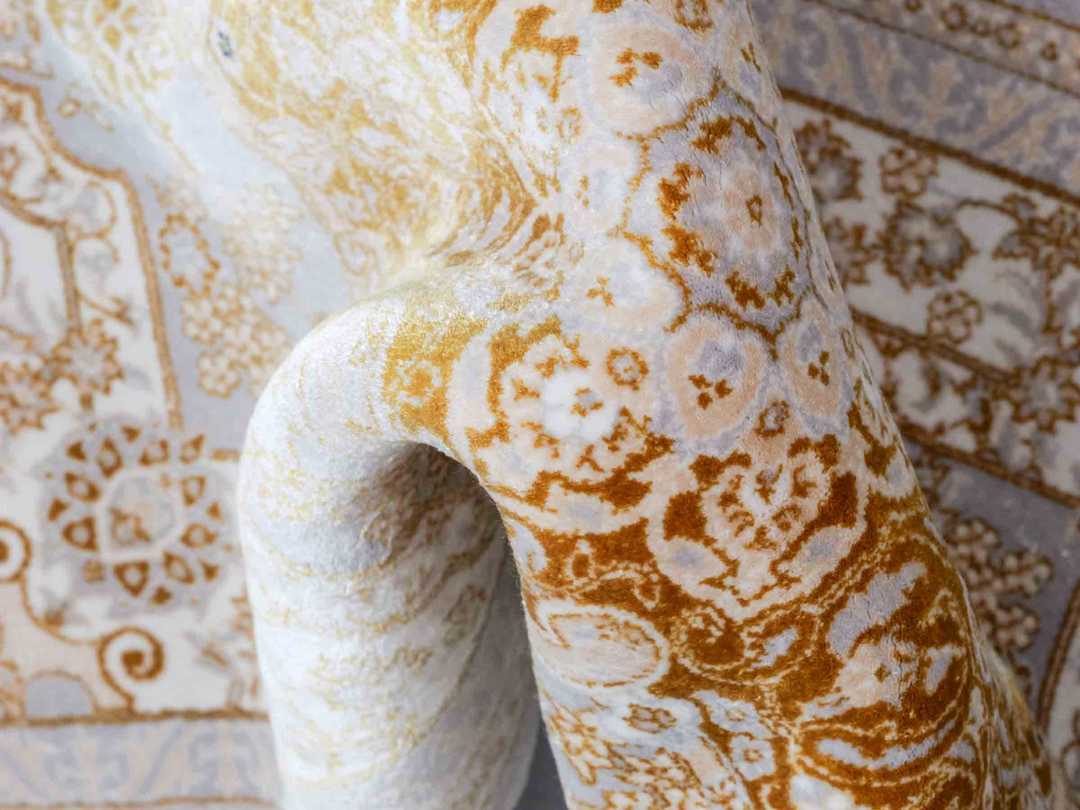 Ghom Maschinenteppich "Shapur" 55 x 37 cm, mit Medaillon, Grau-Gold, aus pflanzlicher Seide (Viskose), Hand-Finished. Teppichnummer: V85SV020H. Persian Luxury Collection by Khademi. Made in Iran / Persia – Vertrieb durch JUPITER Intl.
