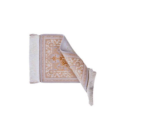 Ghom Maschinenteppich "Shapur" 55 x 37 cm, mit Medaillon, Grau-Gold, aus pflanzlicher Seide (Viskose), Hand-Finished. Teppichnummer: V85SV020H. Persian Luxury Collection by Khademi. Made in Iran / Persia – Vertrieb durch JUPITER Intl.