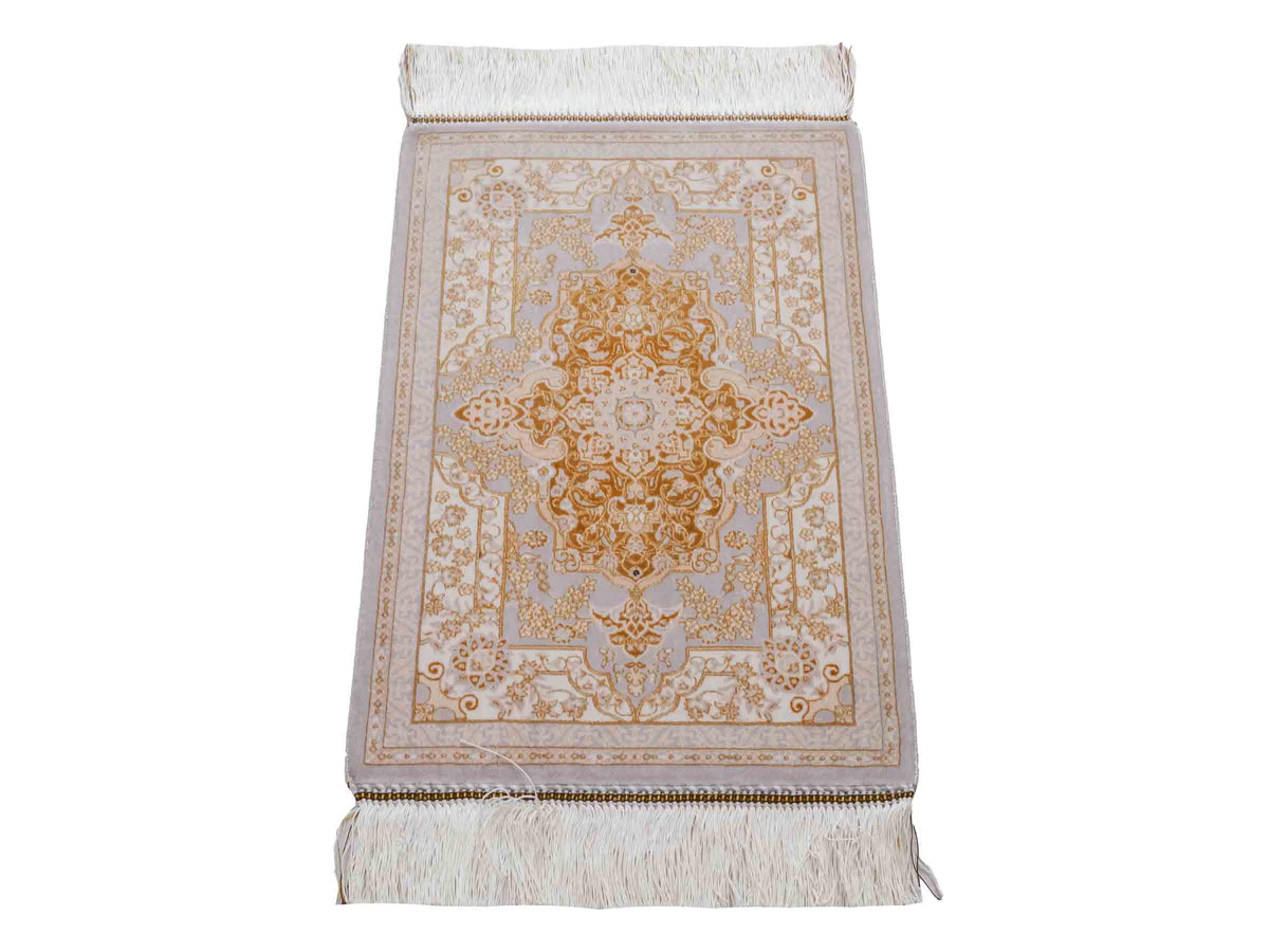 Ghom Maschinenteppich "Shapur" 55 x 37 cm, mit Medaillon, Grau-Gold, aus pflanzlicher Seide (Viskose), Hand-Finished. Teppichnummer: V85SV020H. Persian Luxury Collection by Khademi. Made in Iran / Persia – Vertrieb durch JUPITER Intl.