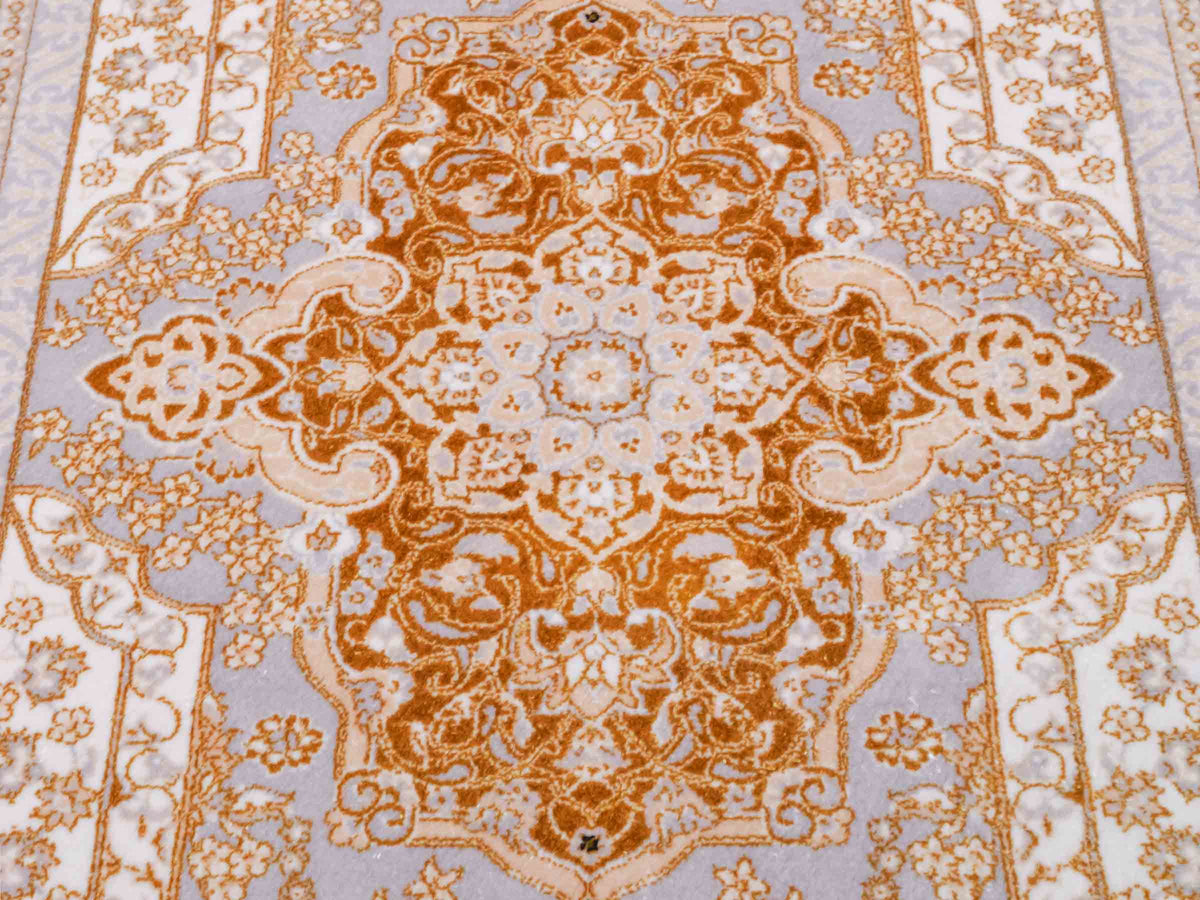 Ghom Maschinenteppich "Shapur" 55 x 37 cm, mit Medaillon, Grau-Gold, aus pflanzlicher Seide (Viskose), Hand-Finished. Teppichnummer: V85SV020H. Persian Luxury Collection by Khademi. Made in Iran / Persia – Vertrieb durch JUPITER Intl.