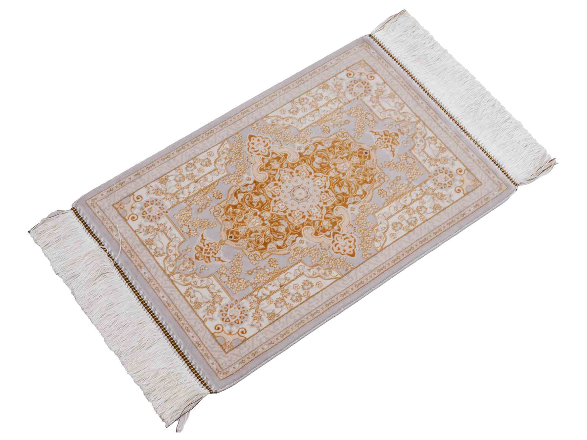 Ghom Maschinenteppich "Shapur" 55 x 37 cm, mit Medaillon, Grau-Gold, aus pflanzlicher Seide (Viskose), Hand-Finished. Teppichnummer: V85SV020H. Persian Luxury Collection by Khademi. Made in Iran / Persia – Vertrieb durch JUPITER Intl.