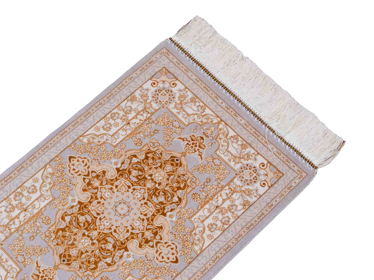 Ghom Maschinenteppich "Shapur" 55 x 37 cm, mit Medaillon, Grau-Gold, aus pflanzlicher Seide (Viskose), Hand-Finished. Teppichnummer: V85SV020H. Persian Luxury Collection by Khademi. Made in Iran / Persia – Vertrieb durch JUPITER Intl.