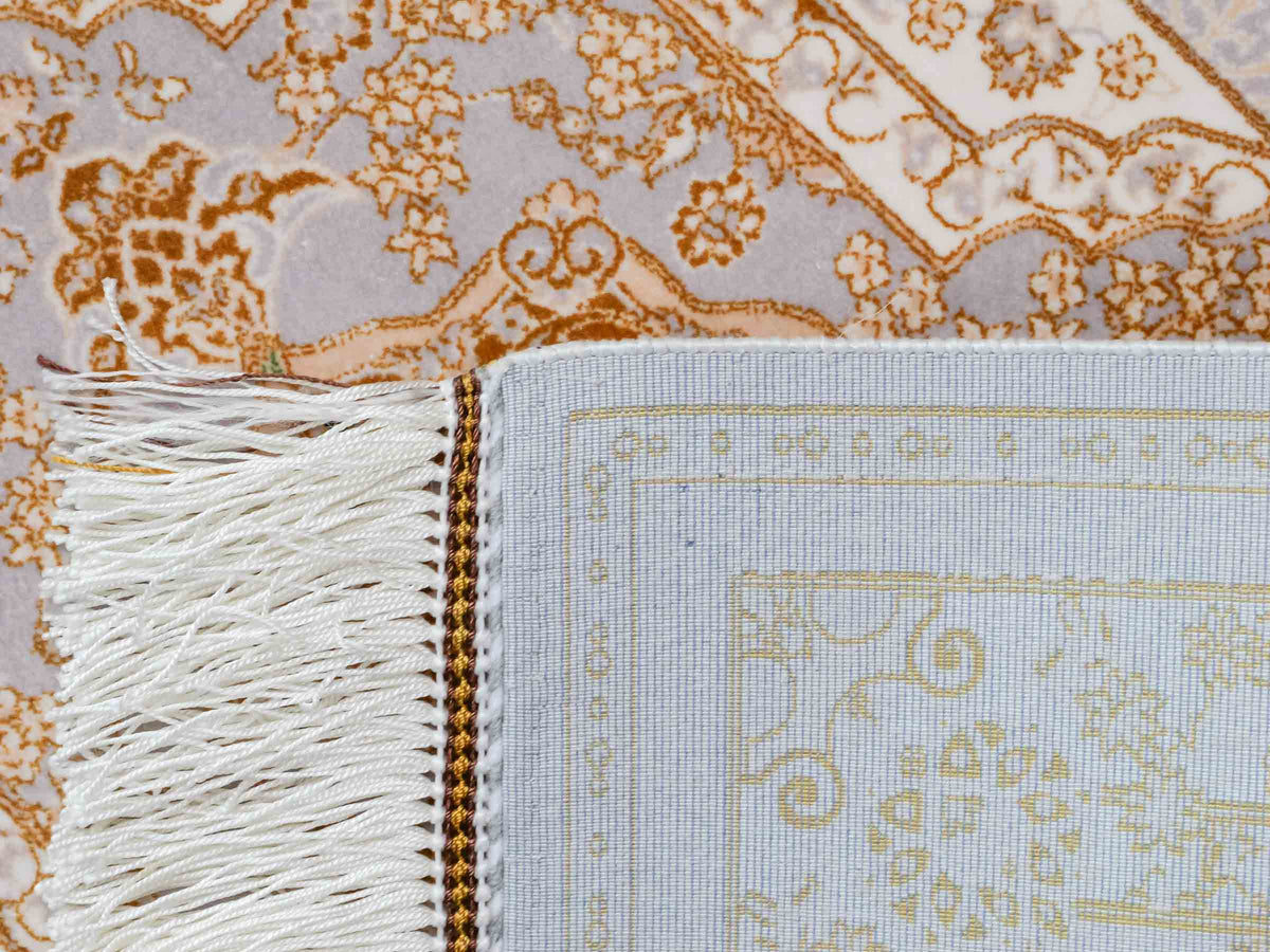 Ghom Maschinenteppich "Shapur" 55 x 37 cm, mit Medaillon, Grau-Gold, aus pflanzlicher Seide (Viskose), Hand-Finished. Teppichnummer: V85SV020H. Persian Luxury Collection by Khademi. Made in Iran / Persia – Vertrieb durch JUPITER Intl.