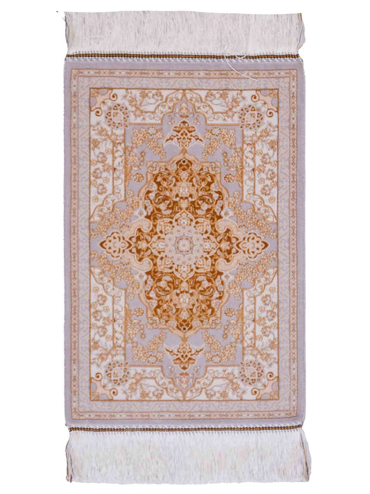 Ghom Maschinenteppich "Shapur" 55 x 37 cm, mit Medaillon, Grau-Gold, aus pflanzlicher Seide (Viskose), Hand-Finished. Teppichnummer: V85SV020H. Persian Luxury Collection by Khademi. Made in Iran / Persia – Vertrieb durch JUPITER Intl.