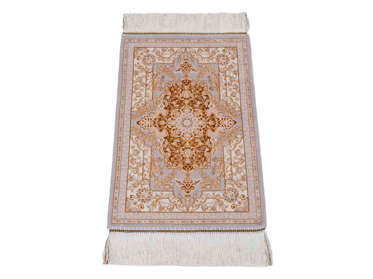 Ghom Maschinenteppich "Shapur" 55 x 37 cm, mit Medaillon, Grau-Gold, aus pflanzlicher Seide (Viskose), Hand-Finished. Teppichnummer: V85SV020H. Persian Luxury Collection by Khademi. Made in Iran / Persia – Vertrieb durch JUPITER Intl.