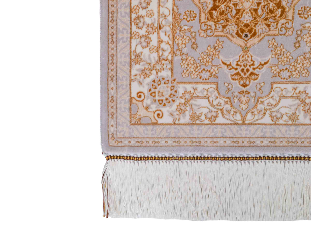 Ghom Maschinenteppich "Shapur" 55 x 37 cm, mit Medaillon, Grau-Gold, aus pflanzlicher Seide (Viskose), Hand-Finished. Teppichnummer: V85SV020H. Persian Luxury Collection by Khademi. Made in Iran / Persia – Vertrieb durch JUPITER Intl.