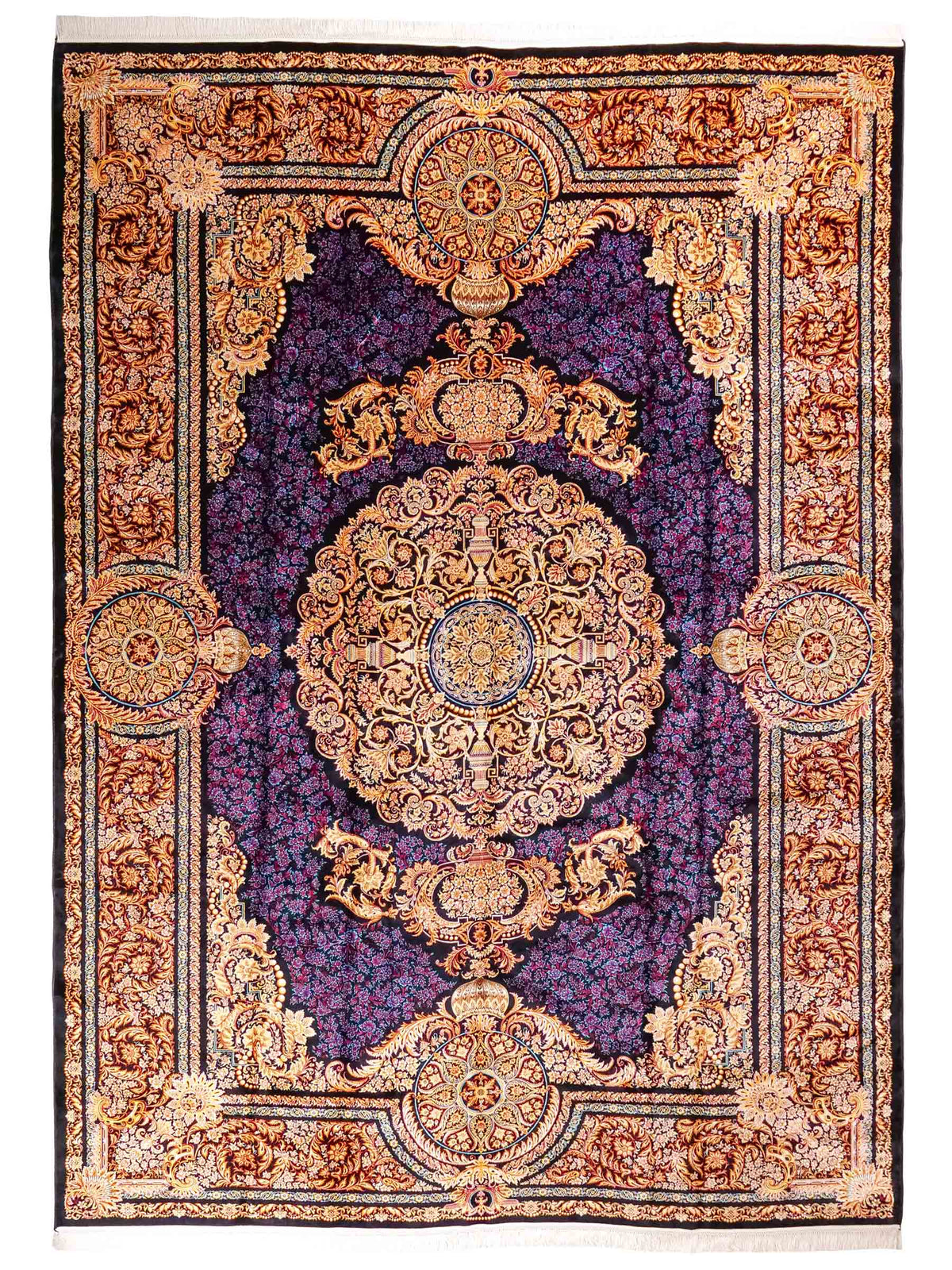 Ghom Maschinenteppich "Simorgh" 350 x 250 cm aus pflanzlicher Seide (Viskose) mit Medaillon, Schwarz / Gold / Lila. Teppichnummer: V76BK875M. Persian Luxury Collection by Khademi. Made in Iran / Persia – Vertrieb durch JUPITER Intl