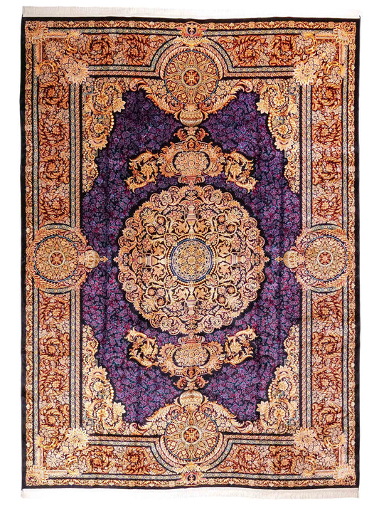 Ghom Maschinenteppich "Simorgh" 350 x 250 cm aus pflanzlicher Seide (Viskose) mit Medaillon, Schwarz / Gold / Lila. Teppichnummer: V76BK875M. Persian Luxury Collection by Khademi. Made in Iran / Persia – Vertrieb durch JUPITER Intl