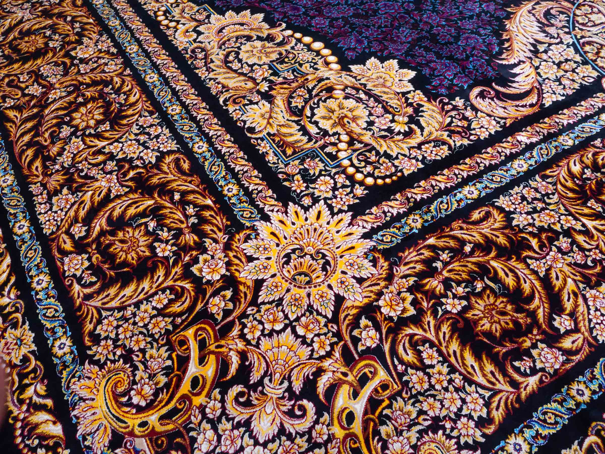 Ghom Maschinenteppich "Simorgh" 350 x 250 cm aus pflanzlicher Seide (Viskose) mit Medaillon, Schwarz / Gold / Lila. Teppichnummer: V76BK875M. Persian Luxury Collection by Khademi. Made in Iran / Persia – Vertrieb durch JUPITER Intl