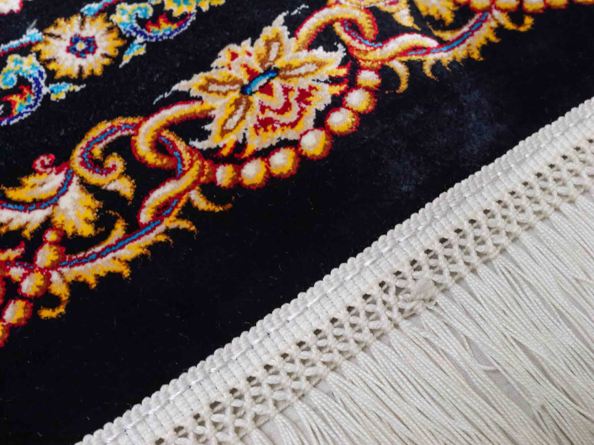 Ghom Maschinenteppich "Simorgh" 350 x 250 cm aus pflanzlicher Seide (Viskose) mit Medaillon, Schwarz / Gold / Lila. Teppichnummer: V76BK875M. Persian Luxury Collection by Khademi. Made in Iran / Persia – Vertrieb durch JUPITER Intl
