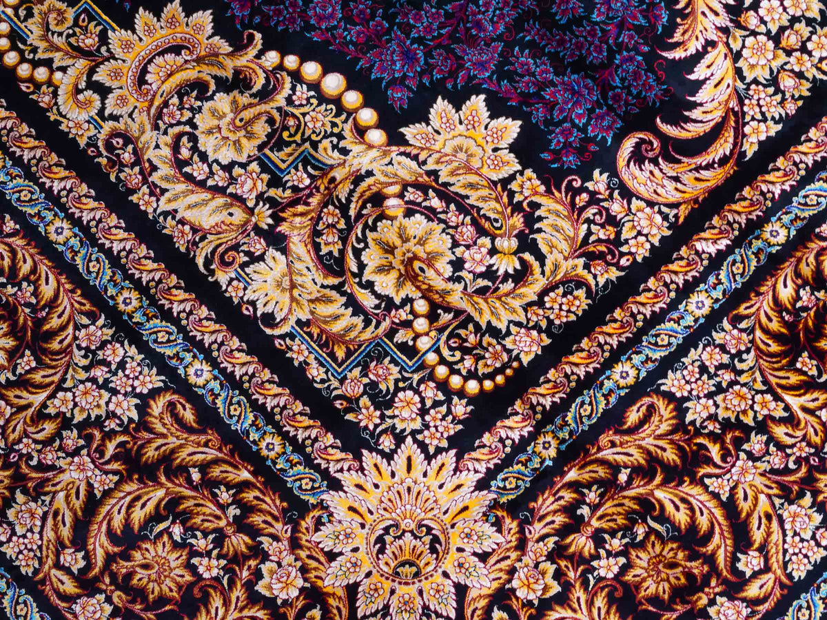 Ghom Maschinenteppich "Simorgh" 350 x 250 cm aus pflanzlicher Seide (Viskose) mit Medaillon, Schwarz / Gold / Lila. Teppichnummer: V76BK875M. Persian Luxury Collection by Khademi. Made in Iran / Persia – Vertrieb durch JUPITER Intl