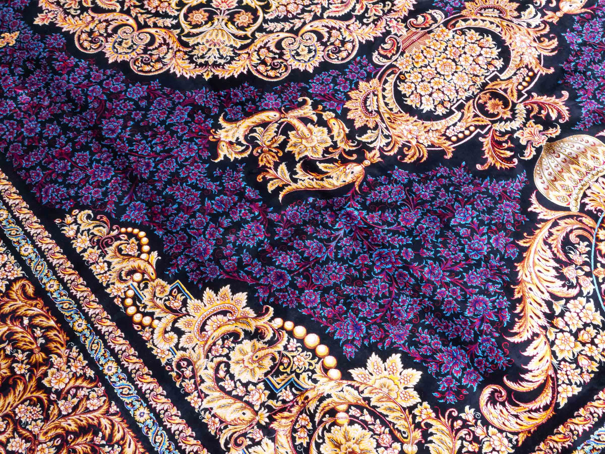 Ghom Maschinenteppich "Simorgh" 350 x 250 cm aus pflanzlicher Seide (Viskose) mit Medaillon, Schwarz / Gold / Lila. Teppichnummer: V76BK875M. Persian Luxury Collection by Khademi. Made in Iran / Persia – Vertrieb durch JUPITER Intl