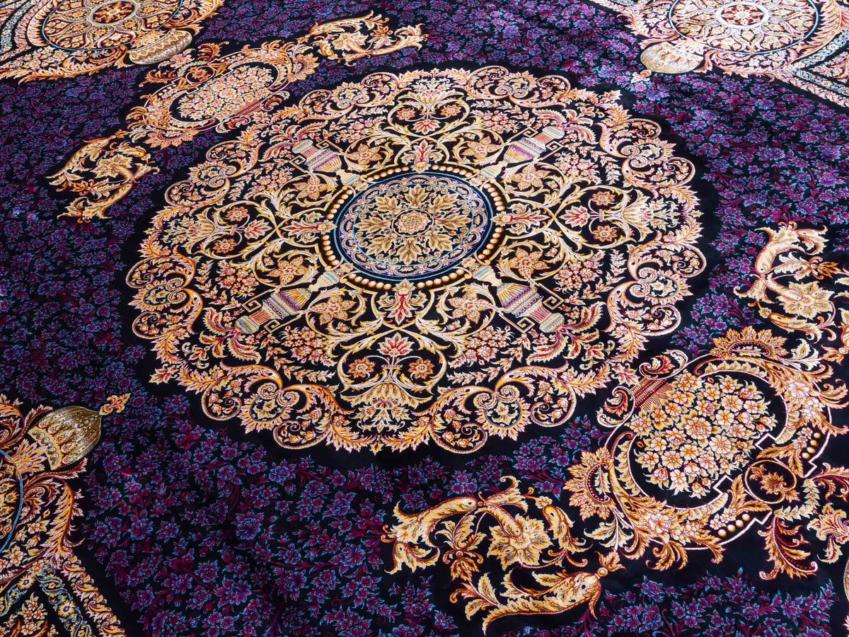 Ghom Maschinenteppich "Simorgh" 350 x 250 cm aus pflanzlicher Seide (Viskose) mit Medaillon, Schwarz / Gold / Lila. Teppichnummer: V76BK875M. Persian Luxury Collection by Khademi. Made in Iran / Persia – Vertrieb durch JUPITER Intl