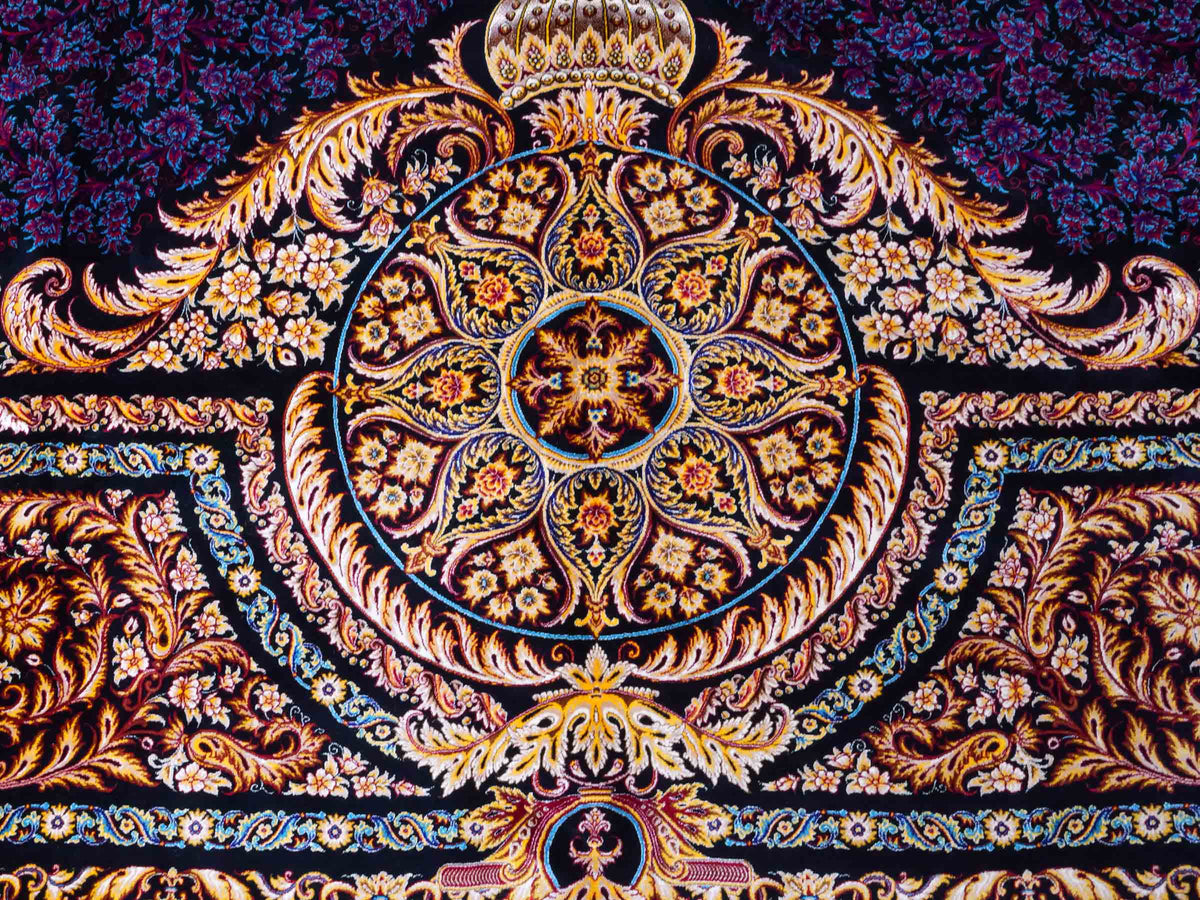 Ghom Maschinenteppich "Simorgh" 350 x 250 cm aus pflanzlicher Seide (Viskose) mit Medaillon, Schwarz / Gold / Lila. Teppichnummer: V76BK875M. Persian Luxury Collection by Khademi. Made in Iran / Persia – Vertrieb durch JUPITER Intl