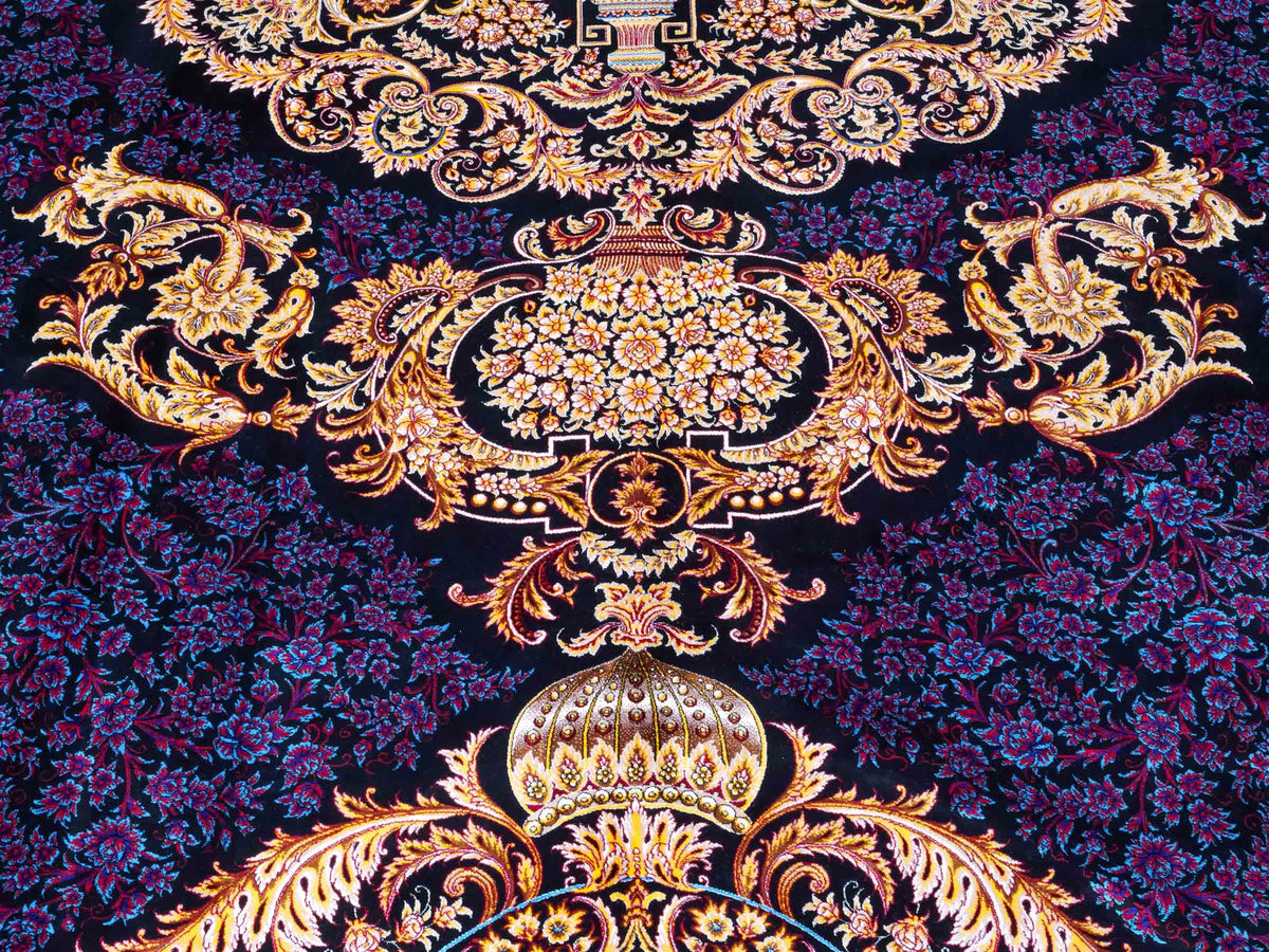 Ghom Maschinenteppich "Simorgh" 350 x 250 cm aus pflanzlicher Seide (Viskose) mit Medaillon, Schwarz / Gold / Lila. Teppichnummer: V76BK875M. Persian Luxury Collection by Khademi. Made in Iran / Persia – Vertrieb durch JUPITER Intl