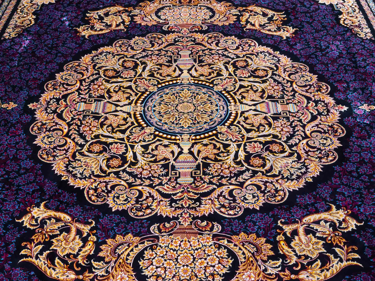 Ghom Maschinenteppich "Simorgh" 350 x 250 cm aus pflanzlicher Seide (Viskose) mit Medaillon, Schwarz / Gold / Lila. Teppichnummer: V76BK875M. Persian Luxury Collection by Khademi. Made in Iran / Persia – Vertrieb durch JUPITER Intl