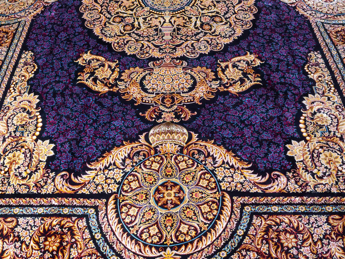 Ghom Maschinenteppich "Simorgh" 350 x 250 cm aus pflanzlicher Seide (Viskose) mit Medaillon, Schwarz / Gold / Lila. Teppichnummer: V76BK875M. Persian Luxury Collection by Khademi. Made in Iran / Persia – Vertrieb durch JUPITER Intl
