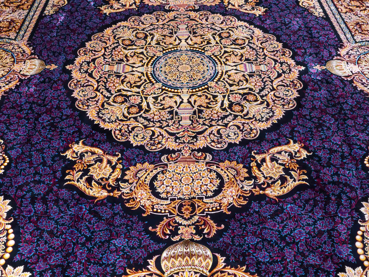 Ghom Maschinenteppich "Simorgh" 350 x 250 cm aus pflanzlicher Seide (Viskose) mit Medaillon, Schwarz / Gold / Lila. Teppichnummer: V76BK875M. Persian Luxury Collection by Khademi. Made in Iran / Persia – Vertrieb durch JUPITER Intl