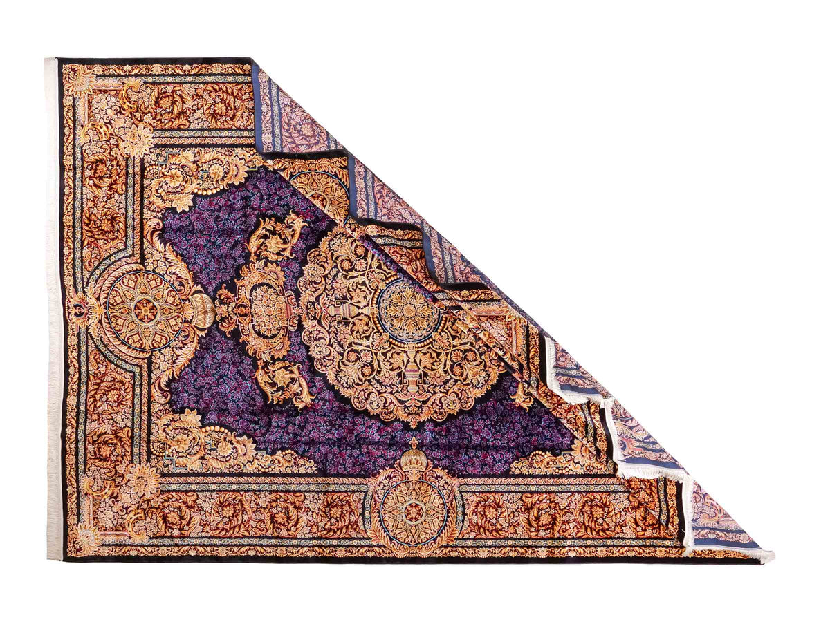 Ghom Maschinenteppich "Simorgh" 350 x 250 cm aus pflanzlicher Seide (Viskose) mit Medaillon, Schwarz / Gold / Lila. Teppichnummer: V76BK875M. Persian Luxury Collection by Khademi. Made in Iran / Persia – Vertrieb durch JUPITER Intl