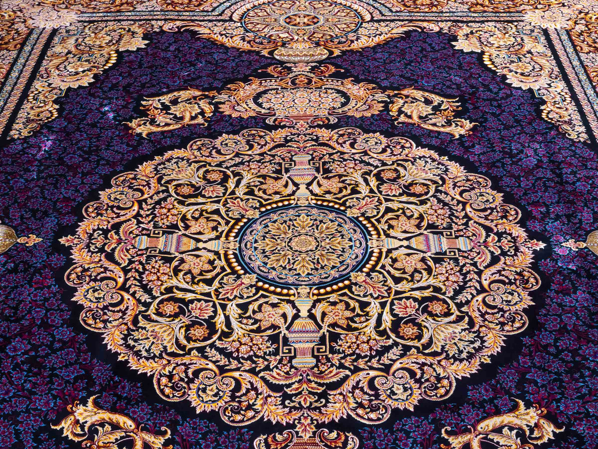Ghom Maschinenteppich "Simorgh" 350 x 250 cm aus pflanzlicher Seide (Viskose) mit Medaillon, Schwarz / Gold / Lila. Teppichnummer: V76BK875M. Persian Luxury Collection by Khademi. Made in Iran / Persia – Vertrieb durch JUPITER Intl