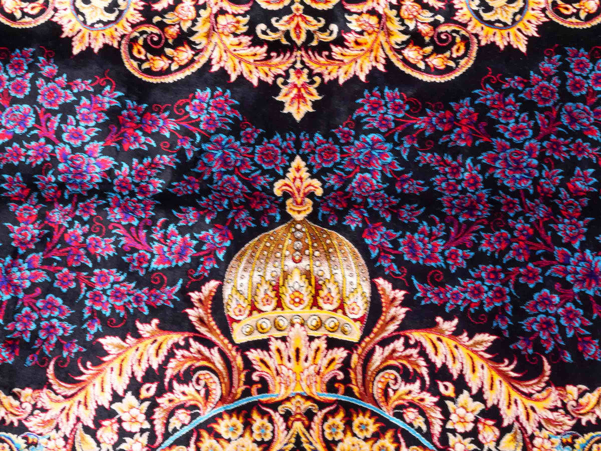 Ghom Maschinenteppich "Simorgh" 350 x 250 cm aus pflanzlicher Seide (Viskose) mit Medaillon, Schwarz / Gold / Lila. Teppichnummer: V76BK875M. Persian Luxury Collection by Khademi. Made in Iran / Persia – Vertrieb durch JUPITER Intl