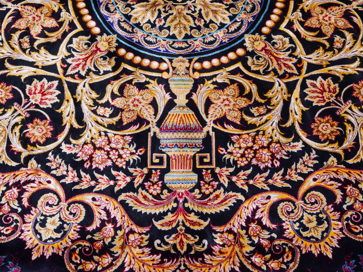 Ghom Maschinenteppich "Simorgh" 350 x 250 cm aus pflanzlicher Seide (Viskose) mit Medaillon, Schwarz / Gold / Lila. Teppichnummer: V76BK875M. Persian Luxury Collection by Khademi. Made in Iran / Persia – Vertrieb durch JUPITER Intl