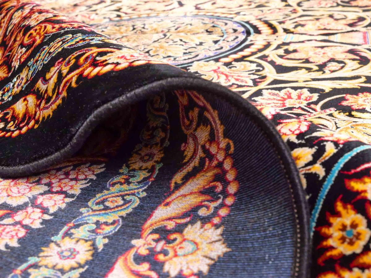 Ghom Maschinenteppich "Simorgh" 350 x 250 cm aus pflanzlicher Seide (Viskose) mit Medaillon, Schwarz / Gold / Lila. Teppichnummer: V76BK875M. Persian Luxury Collection by Khademi. Made in Iran / Persia – Vertrieb durch JUPITER Intl