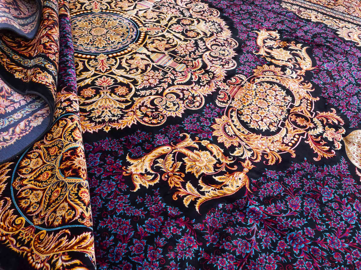 Ghom Maschinenteppich "Simorgh" 350 x 250 cm aus pflanzlicher Seide (Viskose) mit Medaillon, Schwarz / Gold / Lila. Teppichnummer: V76BK875M. Persian Luxury Collection by Khademi. Made in Iran / Persia – Vertrieb durch JUPITER Intl