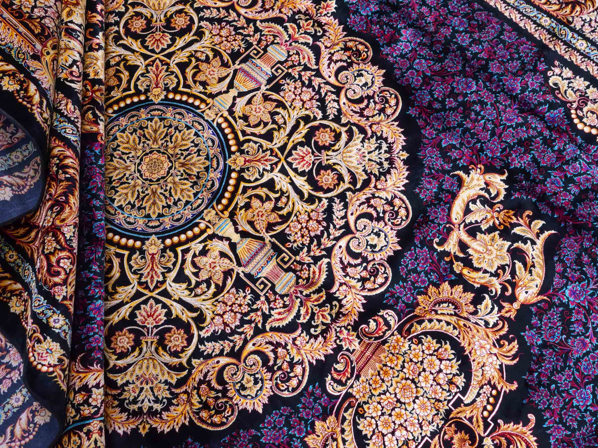 Ghom Maschinenteppich "Simorgh" 350 x 250 cm aus pflanzlicher Seide (Viskose) mit Medaillon, Schwarz / Gold / Lila. Teppichnummer: V76BK875M. Persian Luxury Collection by Khademi. Made in Iran / Persia – Vertrieb durch JUPITER Intl