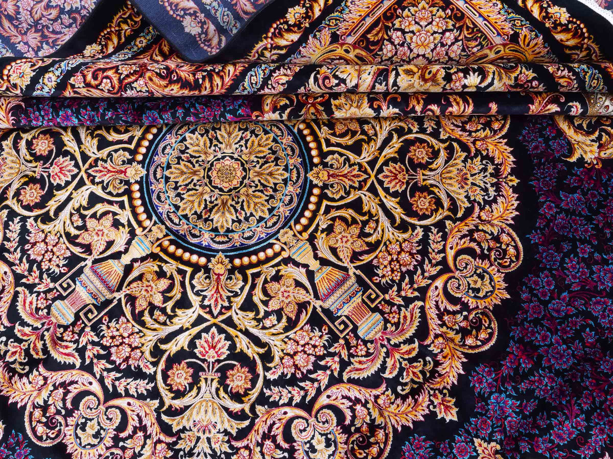 Ghom Maschinenteppich "Simorgh" 350 x 250 cm aus pflanzlicher Seide (Viskose) mit Medaillon, Schwarz / Gold / Lila. Teppichnummer: V76BK875M. Persian Luxury Collection by Khademi. Made in Iran / Persia – Vertrieb durch JUPITER Intl