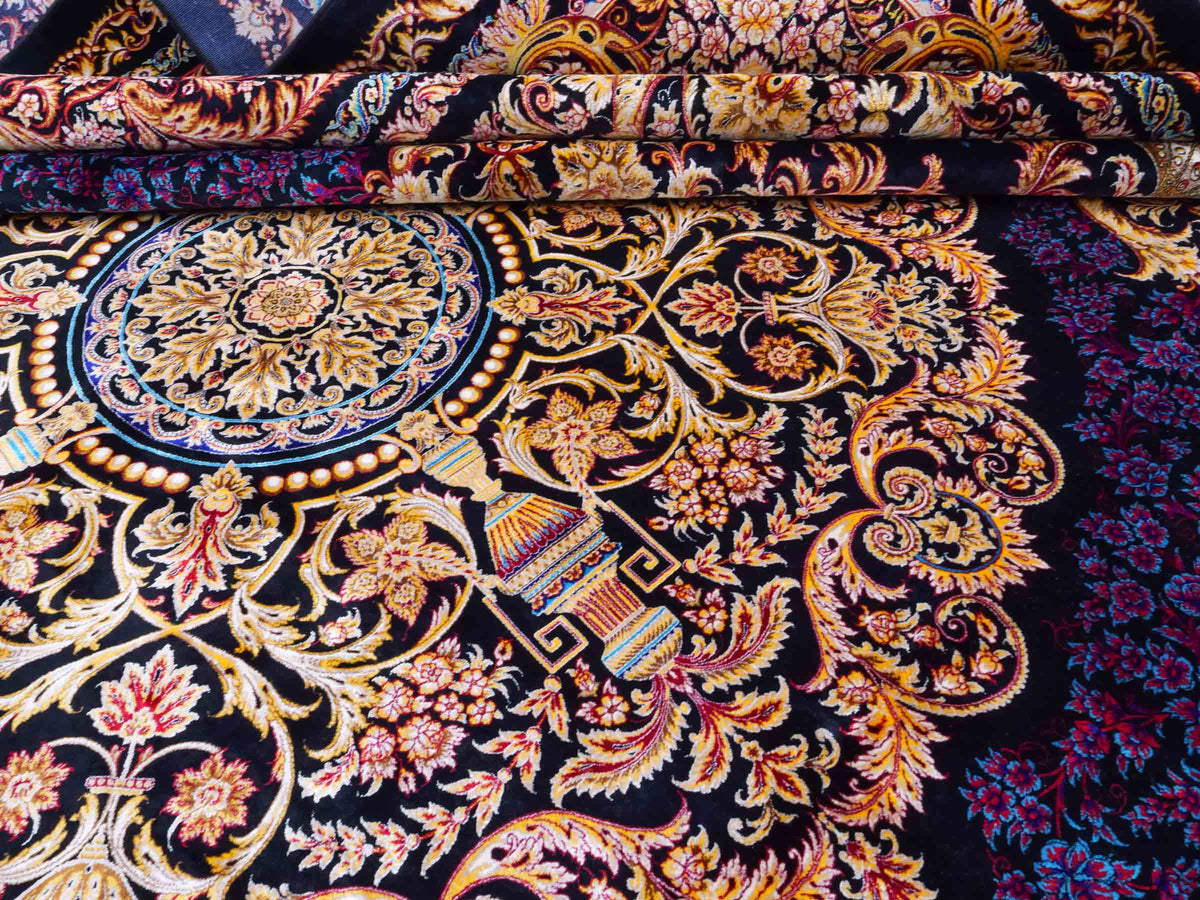 Ghom Maschinenteppich "Simorgh" 350 x 250 cm aus pflanzlicher Seide (Viskose) mit Medaillon, Schwarz / Gold / Lila. Teppichnummer: V76BK875M. Persian Luxury Collection by Khademi. Made in Iran / Persia – Vertrieb durch JUPITER Intl