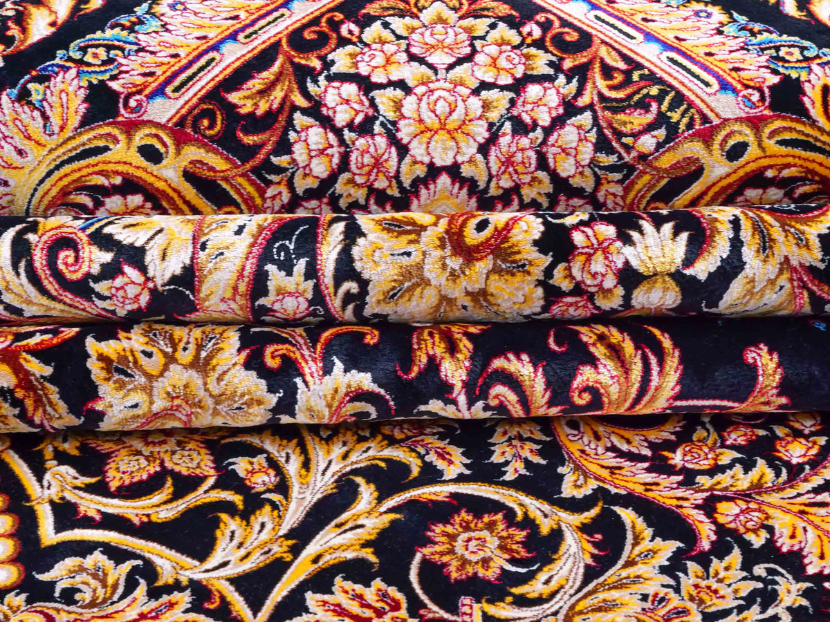 Ghom Maschinenteppich "Simorgh" 350 x 250 cm aus pflanzlicher Seide (Viskose) mit Medaillon, Schwarz / Gold / Lila. Teppichnummer: V76BK875M. Persian Luxury Collection by Khademi. Made in Iran / Persia – Vertrieb durch JUPITER Intl