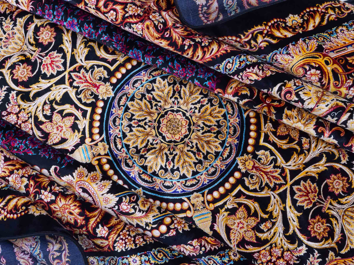 Ghom Maschinenteppich "Simorgh" 350 x 250 cm aus pflanzlicher Seide (Viskose) mit Medaillon, Schwarz / Gold / Lila. Teppichnummer: V76BK875M. Persian Luxury Collection by Khademi. Made in Iran / Persia – Vertrieb durch JUPITER Intl