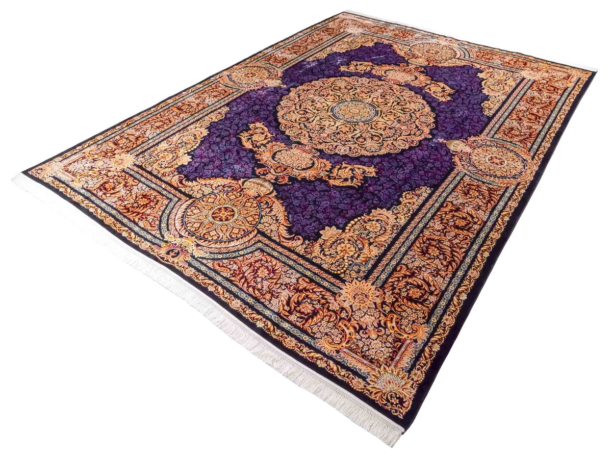 Ghom Maschinenteppich "Simorgh" 350 x 250 cm aus pflanzlicher Seide (Viskose) mit Medaillon, Schwarz / Gold / Lila. Teppichnummer: V76BK875M. Persian Luxury Collection by Khademi. Made in Iran / Persia – Vertrieb durch JUPITER Intl