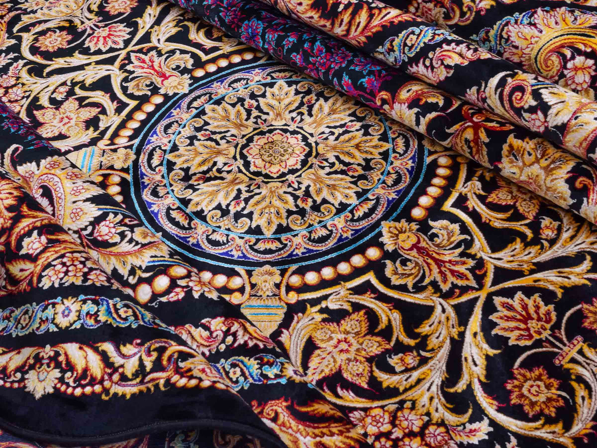 Ghom Maschinenteppich "Simorgh" 350 x 250 cm aus pflanzlicher Seide (Viskose) mit Medaillon, Schwarz / Gold / Lila. Teppichnummer: V76BK875M. Persian Luxury Collection by Khademi. Made in Iran / Persia – Vertrieb durch JUPITER Intl