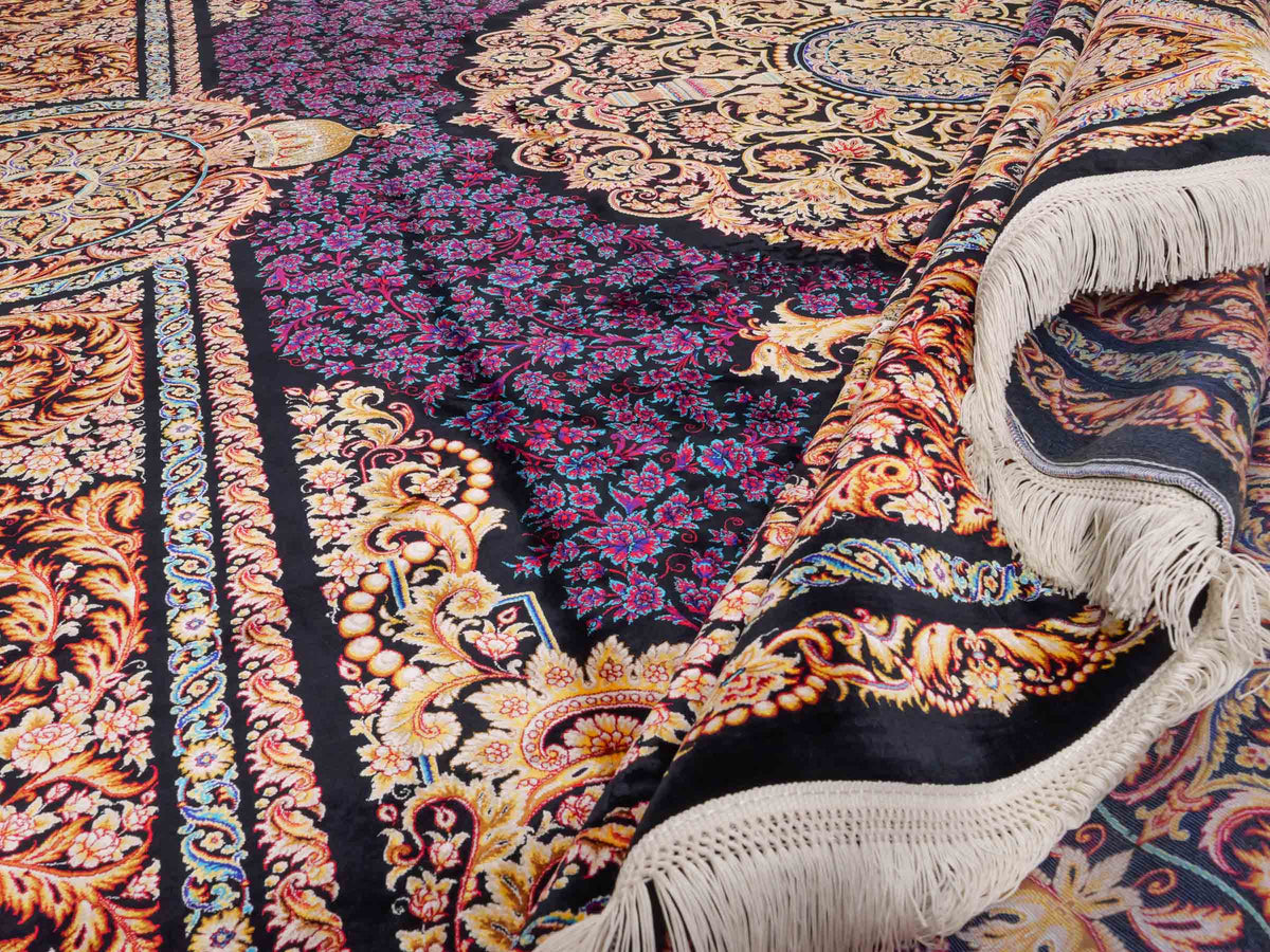 Ghom Maschinenteppich "Simorgh" 350 x 250 cm aus pflanzlicher Seide (Viskose) mit Medaillon, Schwarz / Gold / Lila. Teppichnummer: V76BK875M. Persian Luxury Collection by Khademi. Made in Iran / Persia – Vertrieb durch JUPITER Intl