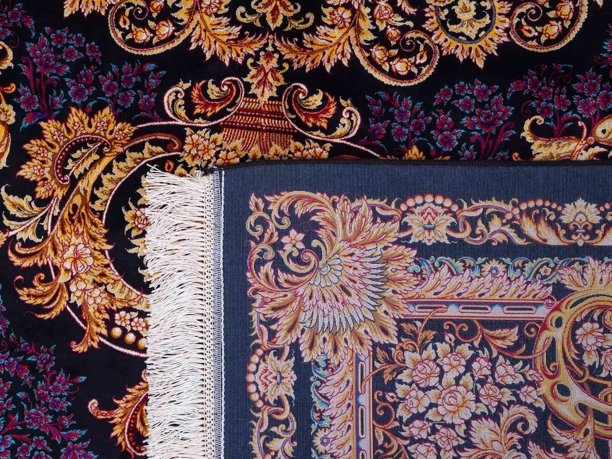 Ghom Maschinenteppich "Simorgh" 350 x 250 cm aus pflanzlicher Seide (Viskose) mit Medaillon, Schwarz / Gold / Lila. Teppichnummer: V76BK875M. Persian Luxury Collection by Khademi. Made in Iran / Persia – Vertrieb durch JUPITER Intl