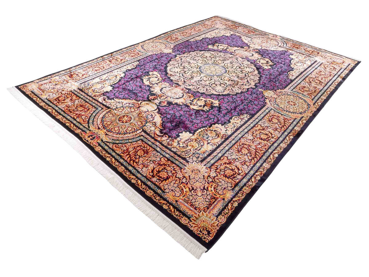 Ghom Maschinenteppich "Simorgh" 350 x 250 cm aus pflanzlicher Seide (Viskose) mit Medaillon, Schwarz / Gold / Lila. Teppichnummer: V76BK875M. Persian Luxury Collection by Khademi. Made in Iran / Persia – Vertrieb durch JUPITER Intl