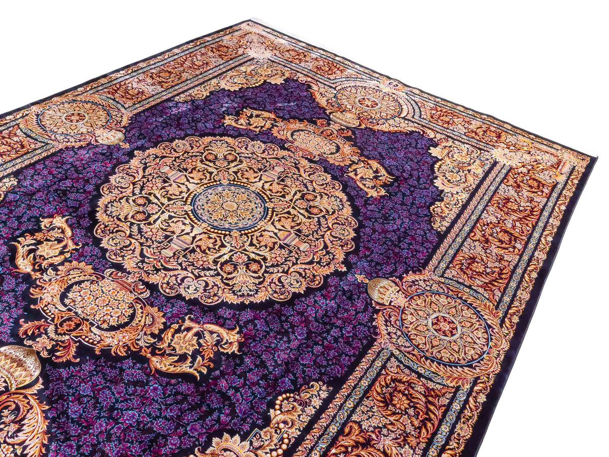 Ghom Maschinenteppich "Simorgh" 350 x 250 cm aus pflanzlicher Seide (Viskose) mit Medaillon, Schwarz / Gold / Lila. Teppichnummer: V76BK875M. Persian Luxury Collection by Khademi. Made in Iran / Persia – Vertrieb durch JUPITER Intl