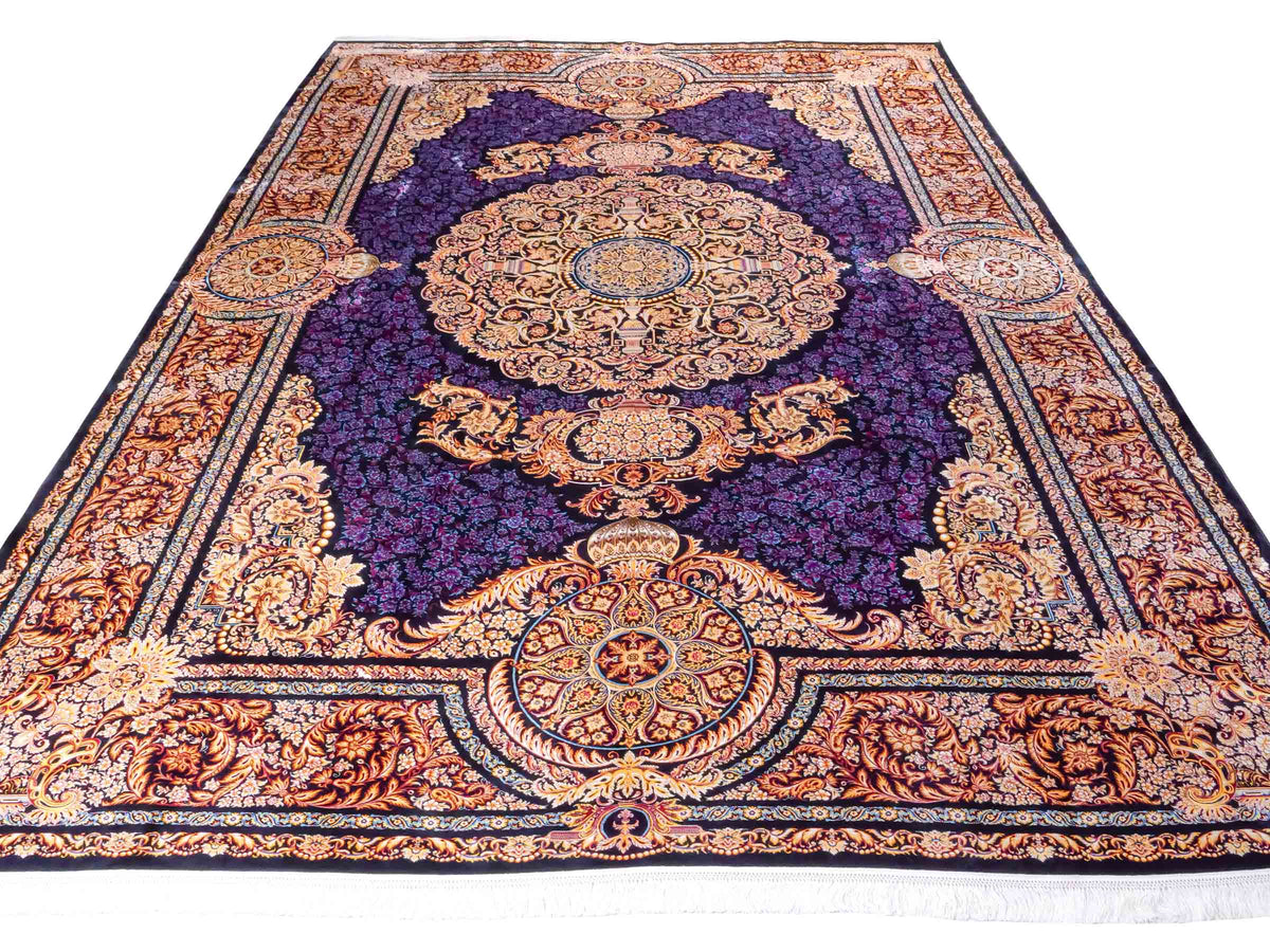 Ghom Maschinenteppich "Simorgh" 350 x 250 cm aus pflanzlicher Seide (Viskose) mit Medaillon, Schwarz / Gold / Lila. Teppichnummer: V76BK875M. Persian Luxury Collection by Khademi. Made in Iran / Persia – Vertrieb durch JUPITER Intl