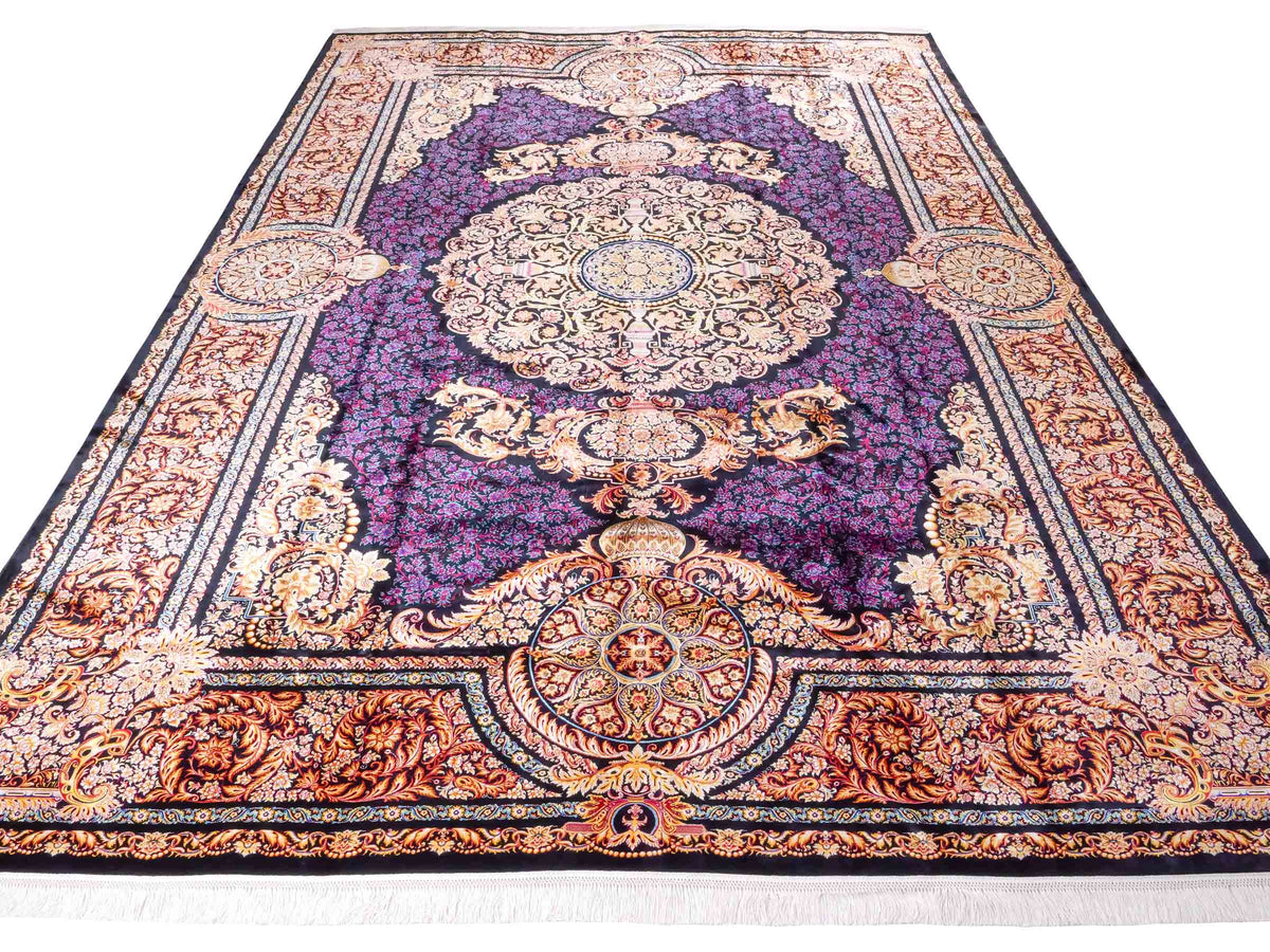 Ghom Maschinenteppich "Simorgh" 350 x 250 cm aus pflanzlicher Seide (Viskose) mit Medaillon, Schwarz / Gold / Lila. Teppichnummer: V76BK875M. Persian Luxury Collection by Khademi. Made in Iran / Persia – Vertrieb durch JUPITER Intl