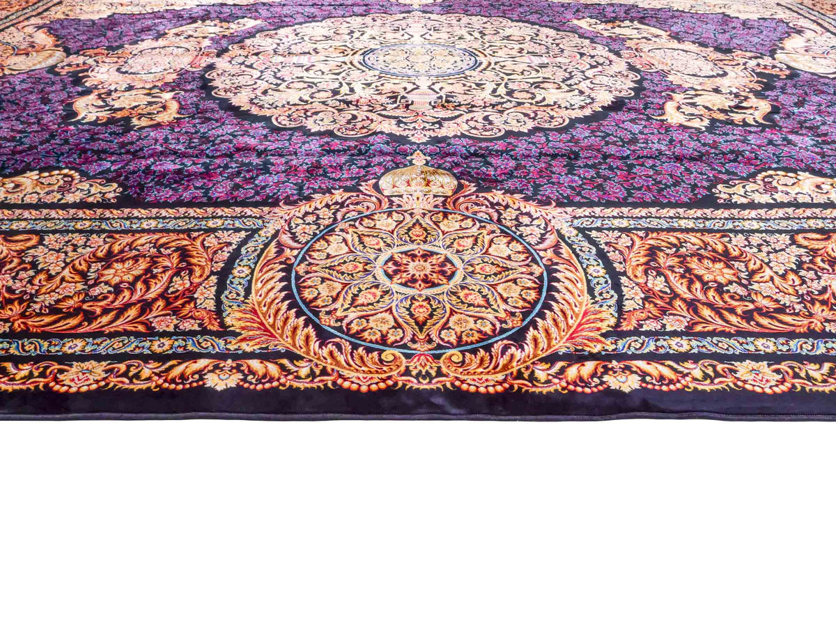 Ghom Maschinenteppich "Simorgh" 350 x 250 cm aus pflanzlicher Seide (Viskose) mit Medaillon, Schwarz / Gold / Lila. Teppichnummer: V76BK875M. Persian Luxury Collection by Khademi. Made in Iran / Persia – Vertrieb durch JUPITER Intl