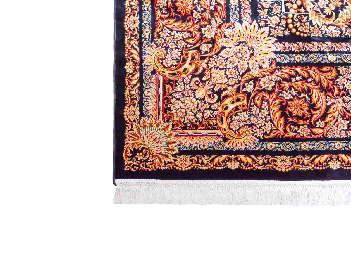 Ghom Maschinenteppich "Simorgh" 350 x 250 cm aus pflanzlicher Seide (Viskose) mit Medaillon, Schwarz / Gold / Lila. Teppichnummer: V76BK875M. Persian Luxury Collection by Khademi. Made in Iran / Persia – Vertrieb durch JUPITER Intl