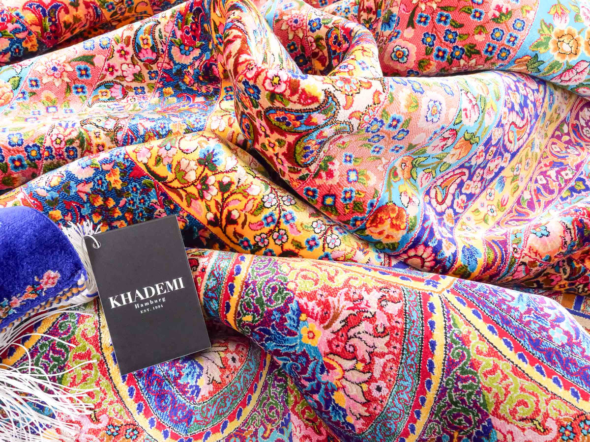 Ghom Maschinenteppich "Siyamak" 300 x 200 cm, abstrakt durchgemustert, aus pflanzlicher Seide (Viskose), Blau-Mehrfarbig. Teppichnummer: V78DB600H. Persian Luxury Collection by Khademi. Made in Iran / Persia – Vertrieb durch JUPITER Intl.