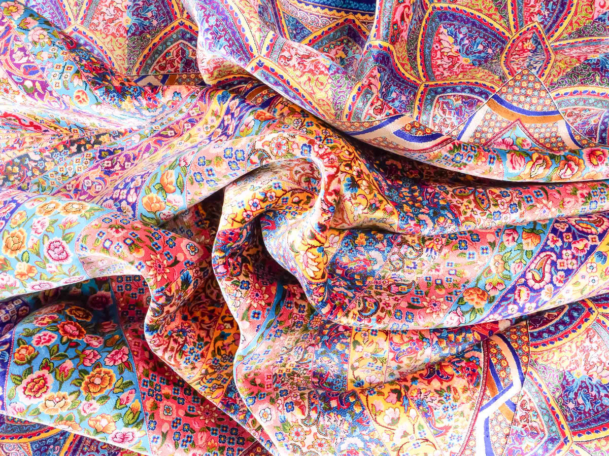 Ghom Maschinenteppich "Siyamak" 300 x 200 cm, abstrakt durchgemustert, aus pflanzlicher Seide (Viskose), Blau-Mehrfarbig. Teppichnummer: V78DB600H. Persian Luxury Collection by Khademi. Made in Iran / Persia – Vertrieb durch JUPITER Intl.